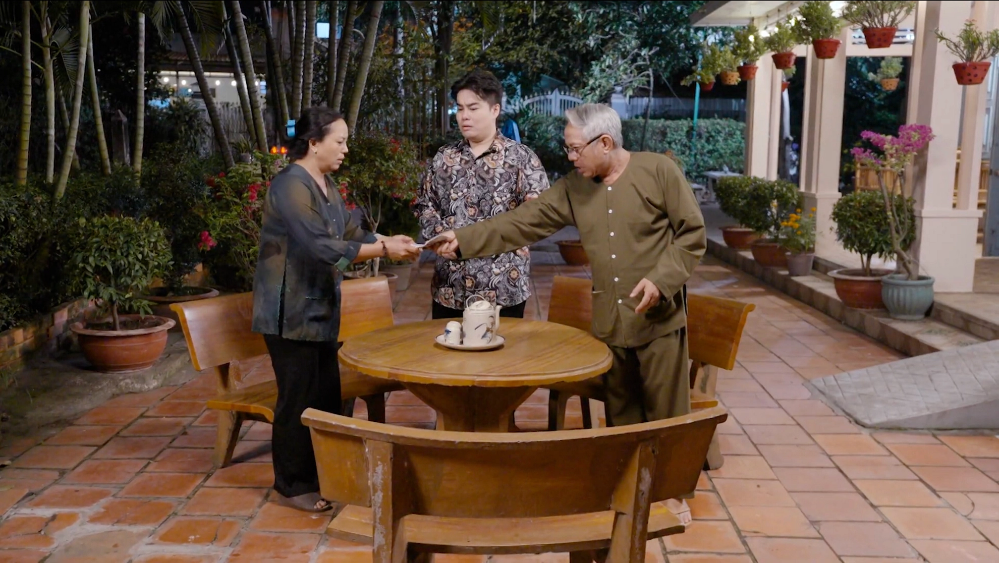 [CƯỜI CÙNG BÁC BA PHI] NGHỆ SĨ TRUNG DÂN KHIẾN NHẠC SĨ NGUYỄN ĐÌNH VŨ HỐI HẬN VÌ SA ĐÀ CỜ BẠC 