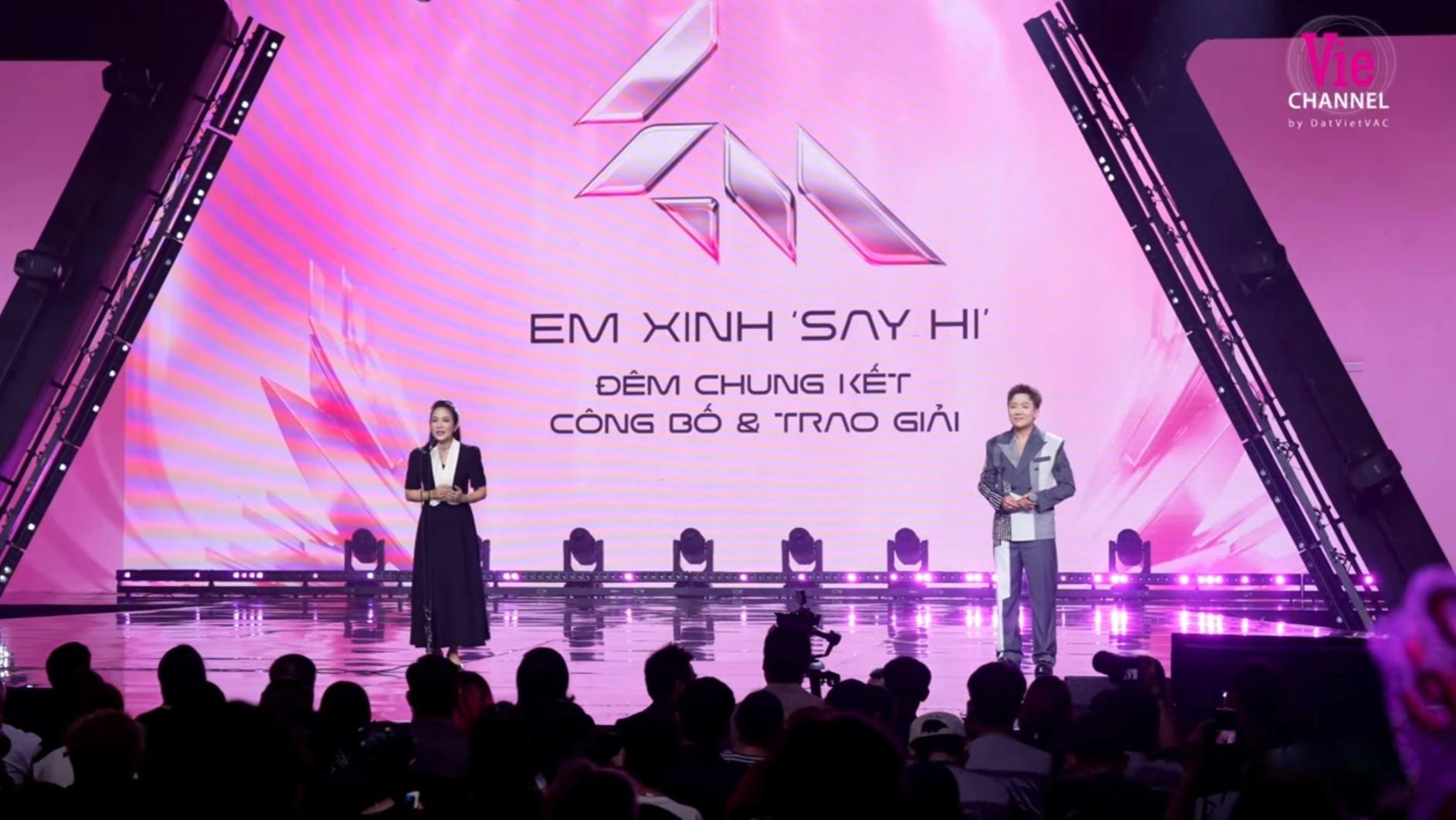 PHÓ GIÁM ĐỐC SỞ VHTT THANH THÚY XÚC ĐỘNG Ở CHUNG KẾT EM XINH "SAY HI"