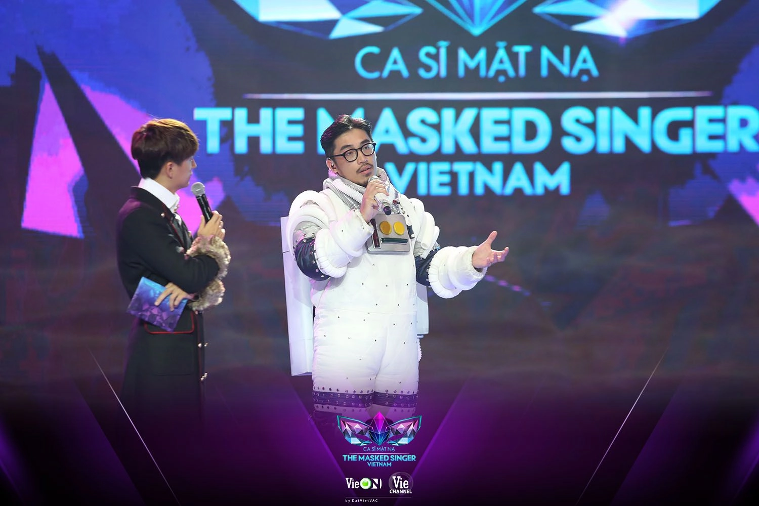 [THE MASKED SINGER VIETNAM] KHÔNG PHẢI QUANG TRUNG, HOÀNG TỬ INDIE VŨ MỚI CHÍNH LÀ NHÂN VẬT ĐỨNG PHÍA SAU PHI HÀNH GIA HEO