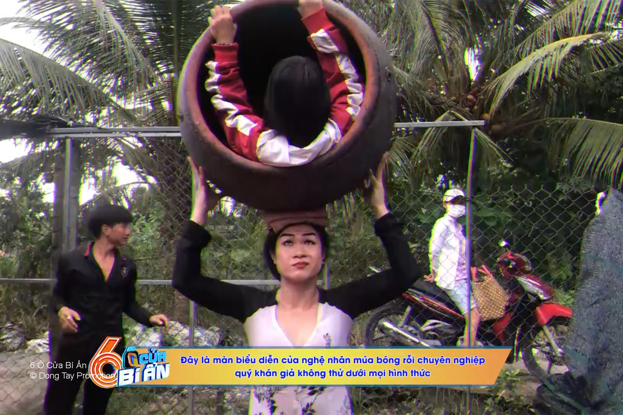 [6 Ô CỬA BÍ ẨN] NÍN THỞ TRƯỚC MÀN TRÌNH DIỄN ĐỘI ĐỨA BÉ TRONG LU CỦA NGƯỜI PHỤ NỮ TRẺ TUỔI