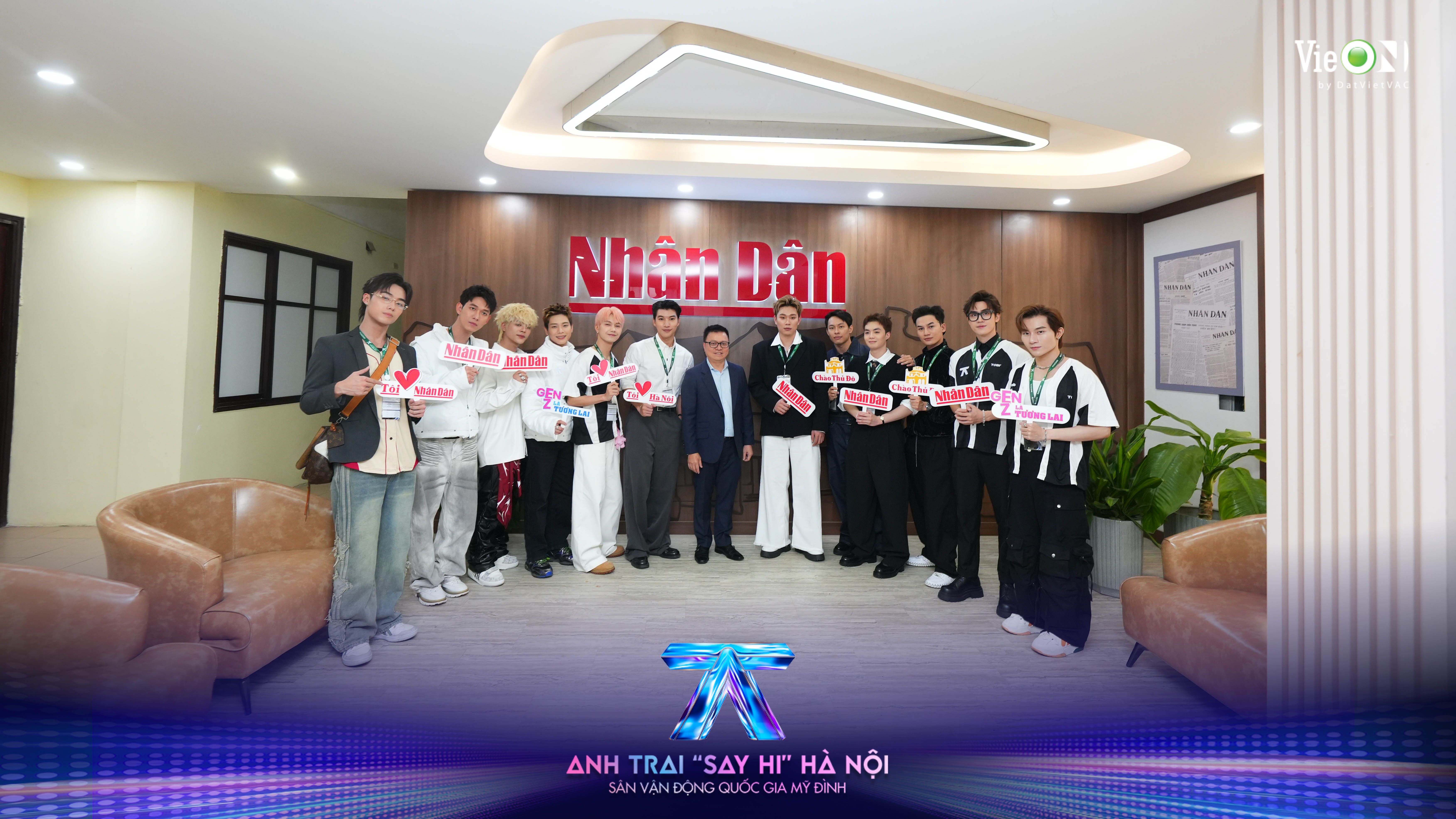 DÀN ANH TRAI “SAY HI" ĐỔ BỘ HÀ NỘI TRƯỚC THỀM CONCERT