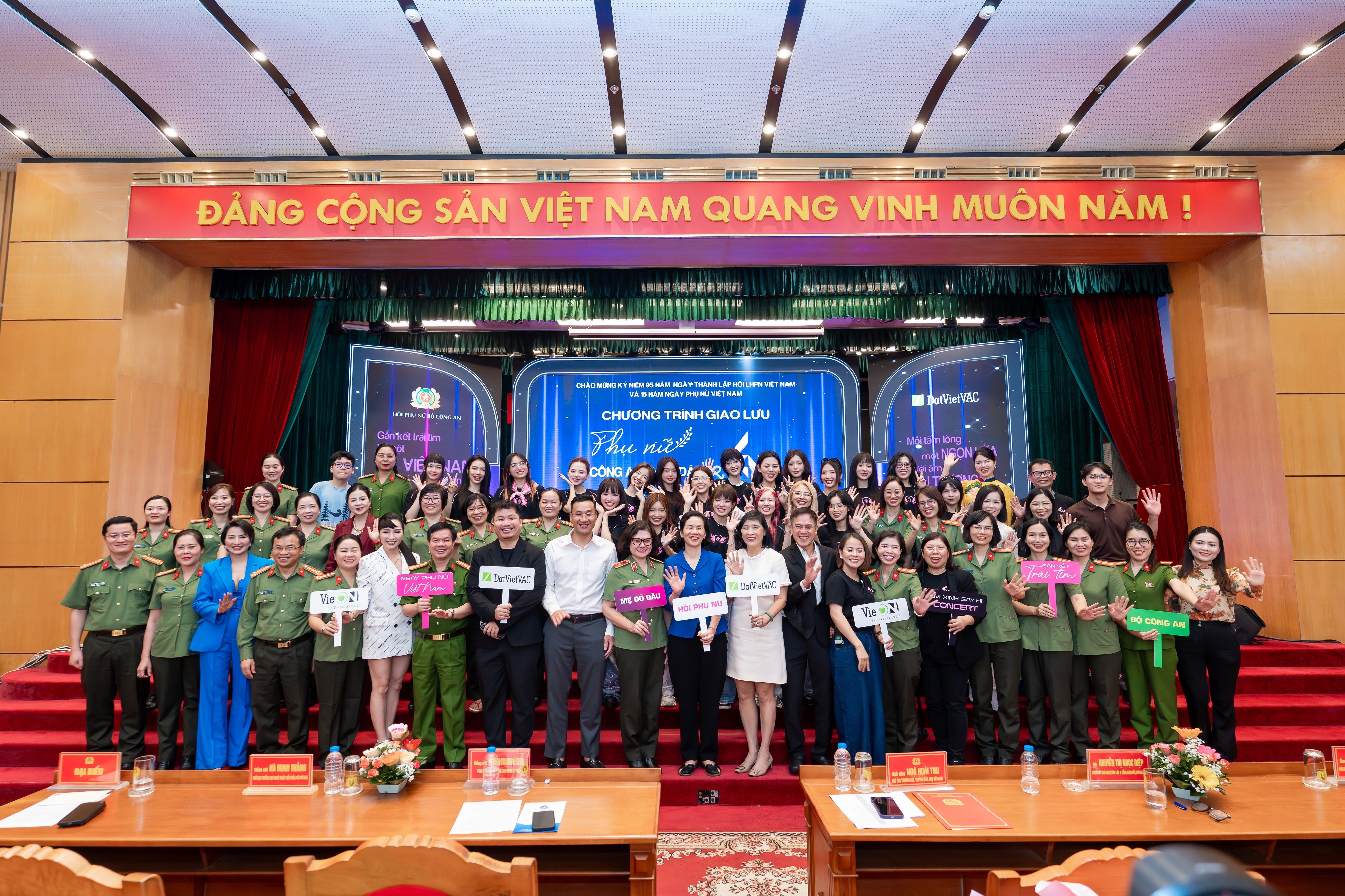 CUỘC GẶP GỠ ĐẶC BIỆT CỦA TÌNH YÊU THƯƠNG, TRÁCH NHIỆM VÀ KHÁT VỌNG CỐNG HIẾN