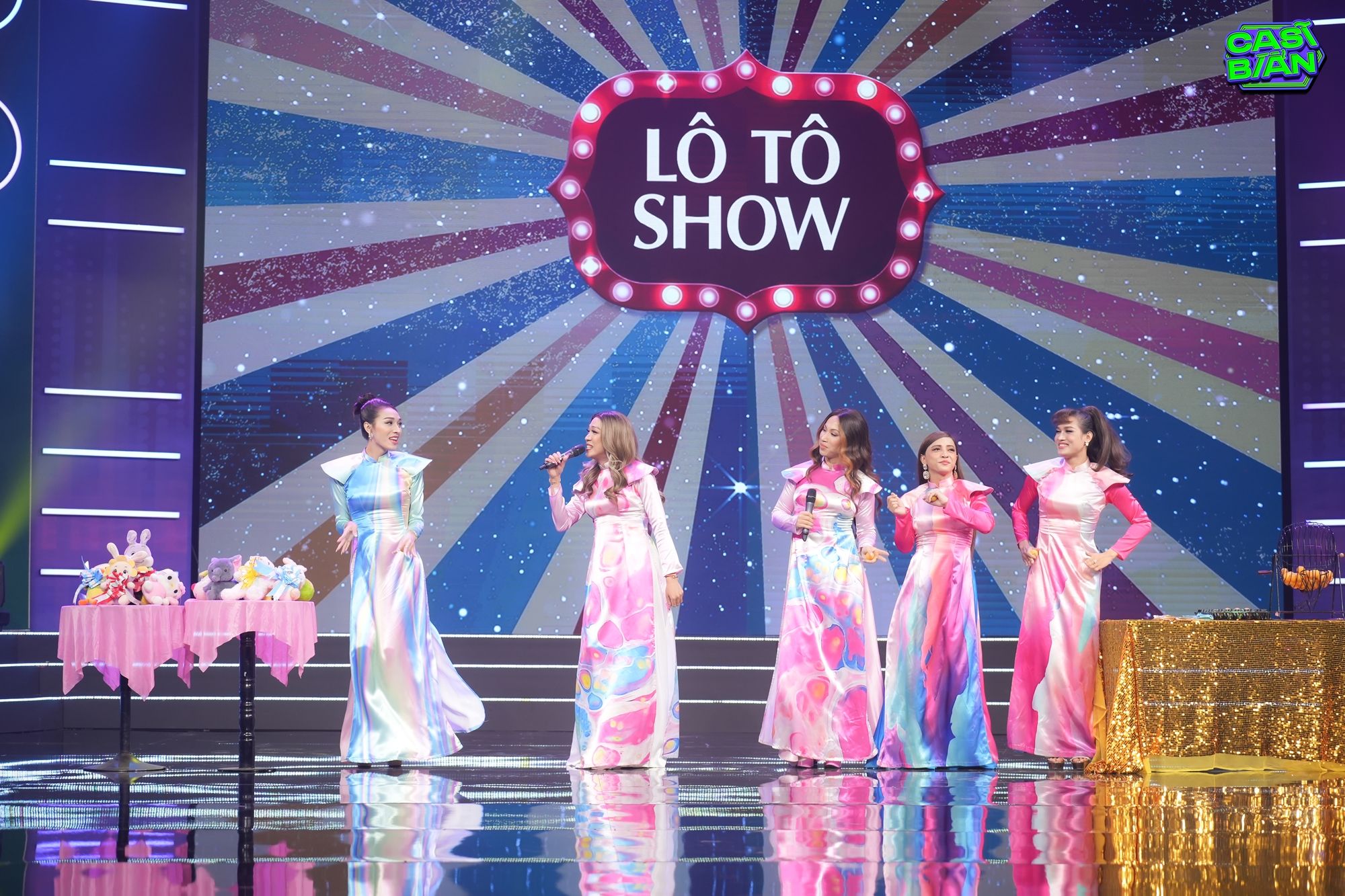 [CA SĨ BÍ ẨN] NGHỆ SĨ LÔ TÔ LỘ LỘ XUẤT HIỆN, MANG CẢ ĐOÀN ‘SÀI GÒN TÂN THỜI’ LÊN SÂN KHẤU