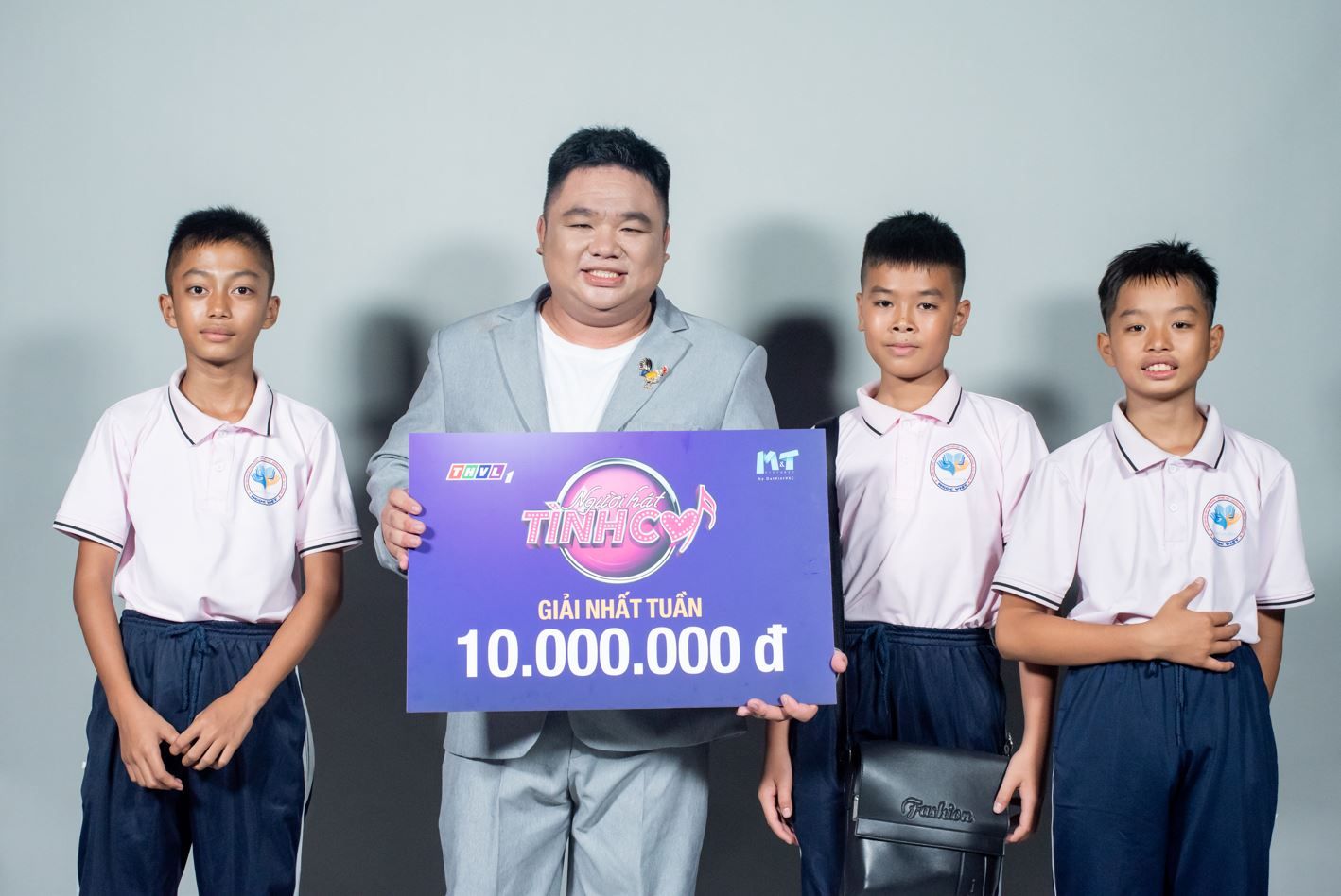[NGƯỜI HÁT TÌNH CA] HỌC TRÒ MỪNG RỠ KHI THẦY GIÁO LỚP HỌC 0 ĐỒNG GIÀNH CHIẾN THẮNG TUẦN