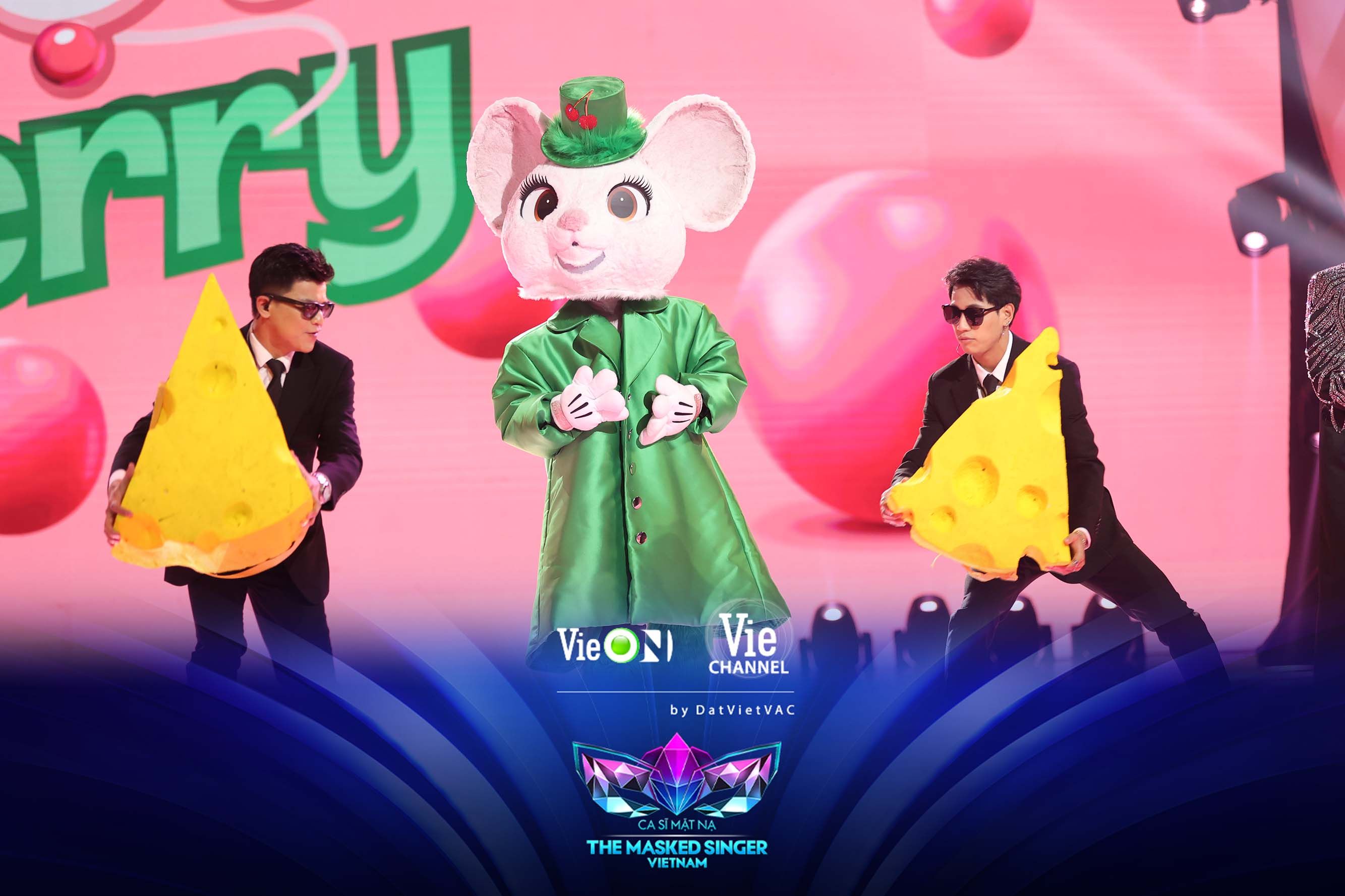 [THE MASKED SINGER VIETNAM] MADAME VỊT KHIẾN TRẤN THÀNH PHẢI “XỊT KEO”, BÍCH PHƯƠNG CHÀO THUA TRƯỚC CHUỘT CHERRY VÌ ĐỘ MÊ TRAI