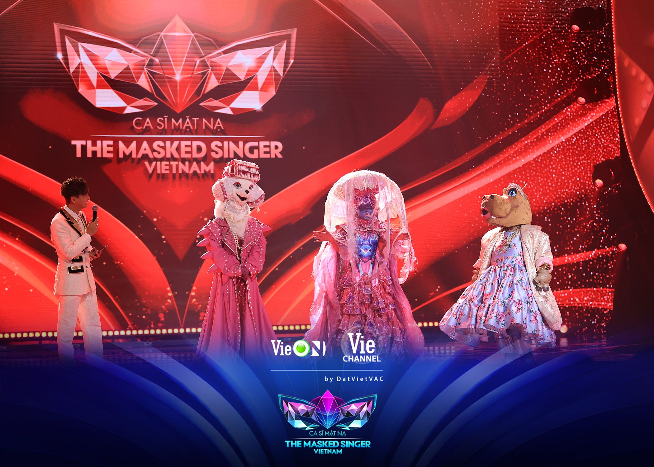 [THE MASKED SINGER VIETNAM] LOẠT MASCOT NỮ SỞ HỮU GIỌNG “CAO ĐU ĐỈNH” CÙNG TRANH TÀITập 11 The Masked Singer Vietnam – Ca Sĩ Mặt Nạ Mùa 2 gây sốt khi loạt giọng nữ cao đầy nội lực cùng tham gia tranh tài - HippoHappy, Sứa Thủy Tinh và Cún Tóc Lô. Cố vấn Bích Phương cũng tìm được điểm tựa tinh thần mới trong tập này khi Hit-Maker Khắc Hưng xuất hiện tại ghế Cố vấn khách mời.  Tập 11 The Masked Singer Vietnam – Ca Sĩ Mặt Nạ Mùa 2 gồm những mascot sở hữu chất giọng vừa cao vừa khỏe lại vô cùng truyền cảm: HippoHappy, Cún Tóc Lô và Sứa Thủy Tinh. Ở lần này, cả ba sẽ phải bước ra khỏi vùng an toàn của mình để bứt phá dành tấm vé đi tiếp vào vòng trong. Không khí Tập 11 The Masked Singer Vietnam – Ca Sĩ Mặt Nạ Mùa 2 trở nên vô cùng náo nhiệt, tràn đầy tươi mới với sự xuất hiện của Cố vấn khách mời là một nhạc sĩ trẻ được biết đến với loạt bản hit đình đám – Nhạc sĩ Khắc Hưng.    Ngay từ khi xuất hiện ở tập trước của The Masked Singer Vietnam – Ca Sĩ Mặt Nạ Mùa 2, mascot HippoHappy đã khiến người xem phải thích mê từ giọng hát cho đến khả năng khiến Hội đồng cố vấn nhiều lần cười đau bụng với màn đối đáp mặn mà. Đối mặt bảng đấu mới trước 2 mascot sở hữu vocal khủng, HippoHappy vẫn giữ phong độ phát huy sở trường của bản thân với quãng giọng rộng cùng màn phô diễn nốt cao quá đẳng cấp. Phần trình diễn mà HippoHappy mang lại khiến cố vấn khách mời Khắc Hưng há hốc vì điều này vượt xa suy đoán của mình, anh chia sẻ: “Lúc đầu khi HippoHappy xuất hiện thì em thấy tính cách khá tăng động, thích bông đùa nên em đã có đánh giá thấp. Nhưng cho đến khi bạn cất giọng hát và từ nốt Sol vút lên hẳn nốt Si thì em nổi da gà. Bạn có quãng giọng cực rộng và giọng cao đúng đỉnh”.    Sau bức tâm thư về chuyện tình dang dở qua ca khúc mới toanh Em Khóc Được Rồi khiến netizen nức lòng trên các trang mạng xã hội, khi đến vòng đấu mới tại Tập 11 The Masked Singer Vietnam – Ca Sĩ Mặt Nạ Mùa 2, Sứa Thủy Tinh với nickname là Sứa Gen Zí quyết định viết tiếp chuyện tình dang dở qua một bản Ballad nức nở không kém. Nhạc sĩ Khắc Hưng - Người được mệnh danh có độ cảm âm tuyệt đối cũng cho rằng cách hát bạch thanh đặc trưng của Sứa Thủy Tinh siêu đỉnh và rất ít người sở hữu.    Cún Tóc Lô là mascot đã từng làm chao đảo người nghe với những bản Ballad cùng chất giọng đẳng cấp hiếm có khó tìm, hơn hết còn đem đến bất ngờ với bản Rock cháy rực sân khấu. Đứng trước sự cam go của vòng 4, Cún Tóc Lô quyết định táo bạo khi mang đến phần trình diễn là sự kết hợp của 2 siêu phẩm đã từng làm mưa làm gió một thời - Mashup Nỗi Đau Ngự Trị và Như Vẫn Còn Đây. Điều này khiến Hội đồng cố vấn vô cùng phấn khích vì được tận hưởng màu sắc âm nhạc bền vững theo thời gian được thể hiện qua chất giọng đậm chất diva của Cún Tóc Lô.    Tập 11 The Masked Singer Vietnam – Ca Sĩ Mặt Nạ Mùa 2 sẽ chính thức lên sóng lúc 21h Thứ Sáu - 20/10 trên kênh truyền hình Vie Channel – HTV2, Vie GIẢITRÍ và siêu ứng dụng VieON.