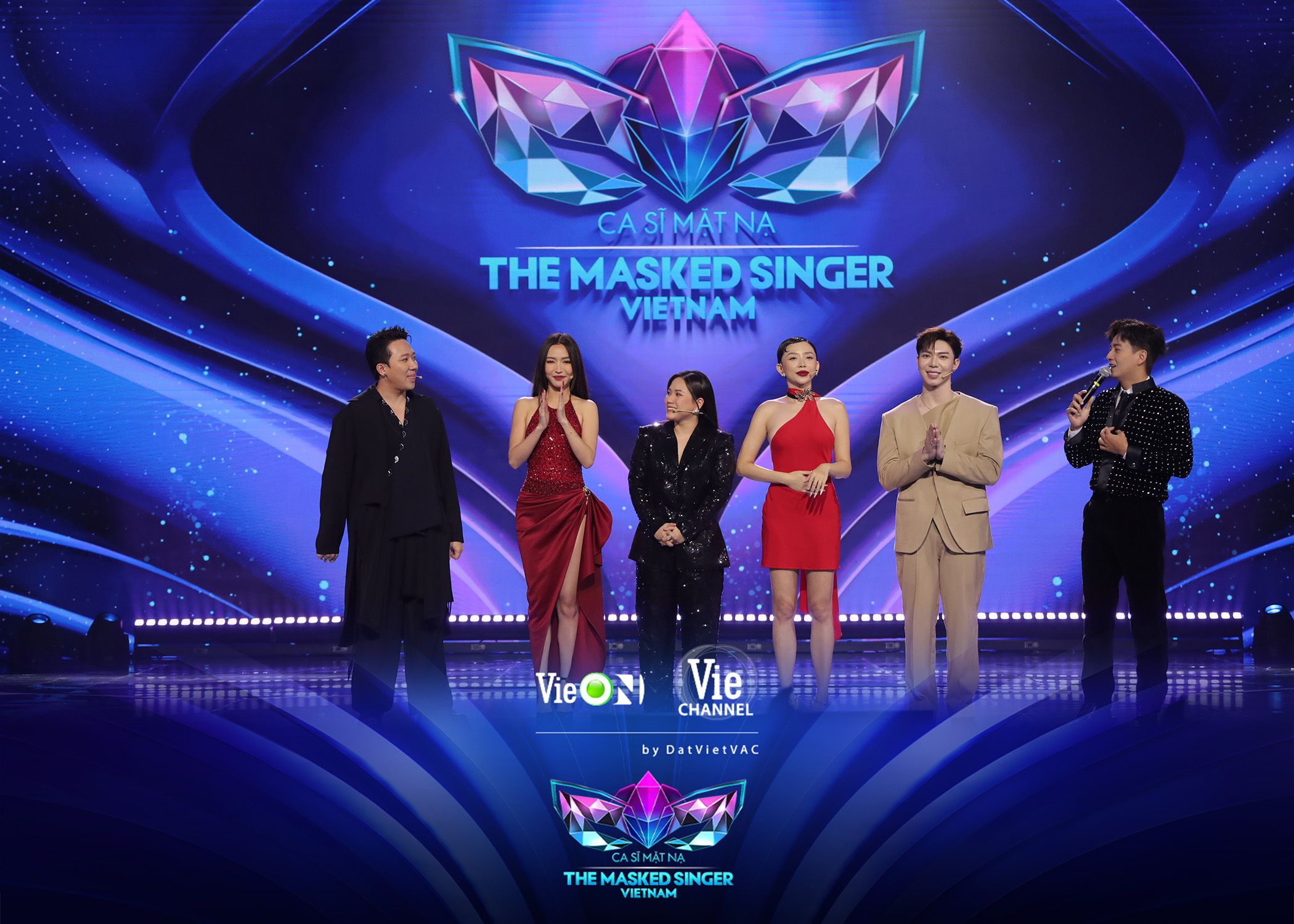 [THE MASKED SINGER VIETNAM] THÙY CHI, ERIK CÙNG NGHỀ GHẾ CỐ VẤN KHÁCH MỜI, TOP 6 MASCOT CÙNG TRANH TÀI KỊCH TÍNH