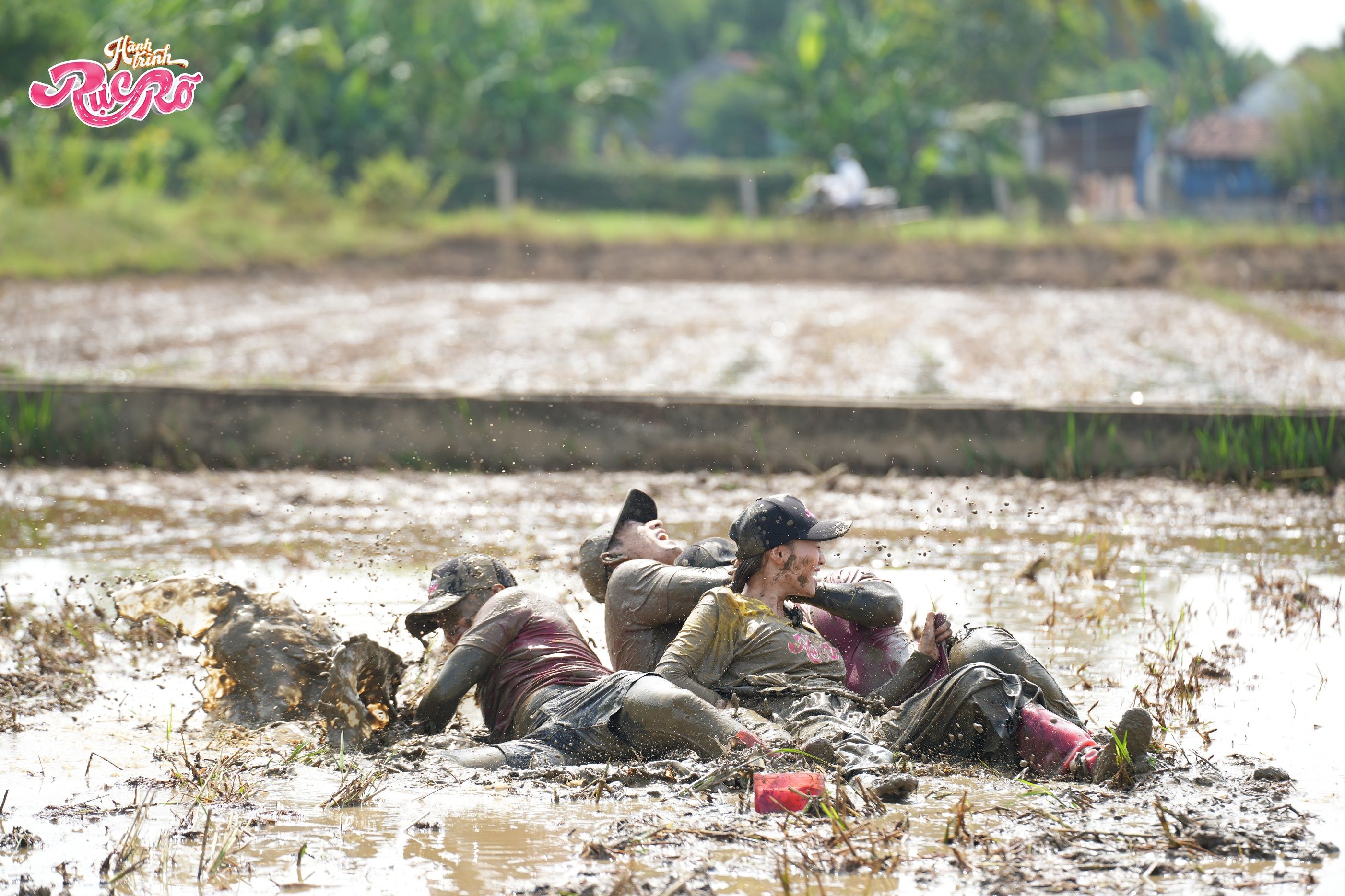 [HÀNH TRÌNH RỰC RỠ] CUỘC CHIẾN KINH HOÀNG TẠI BÃI BÙN