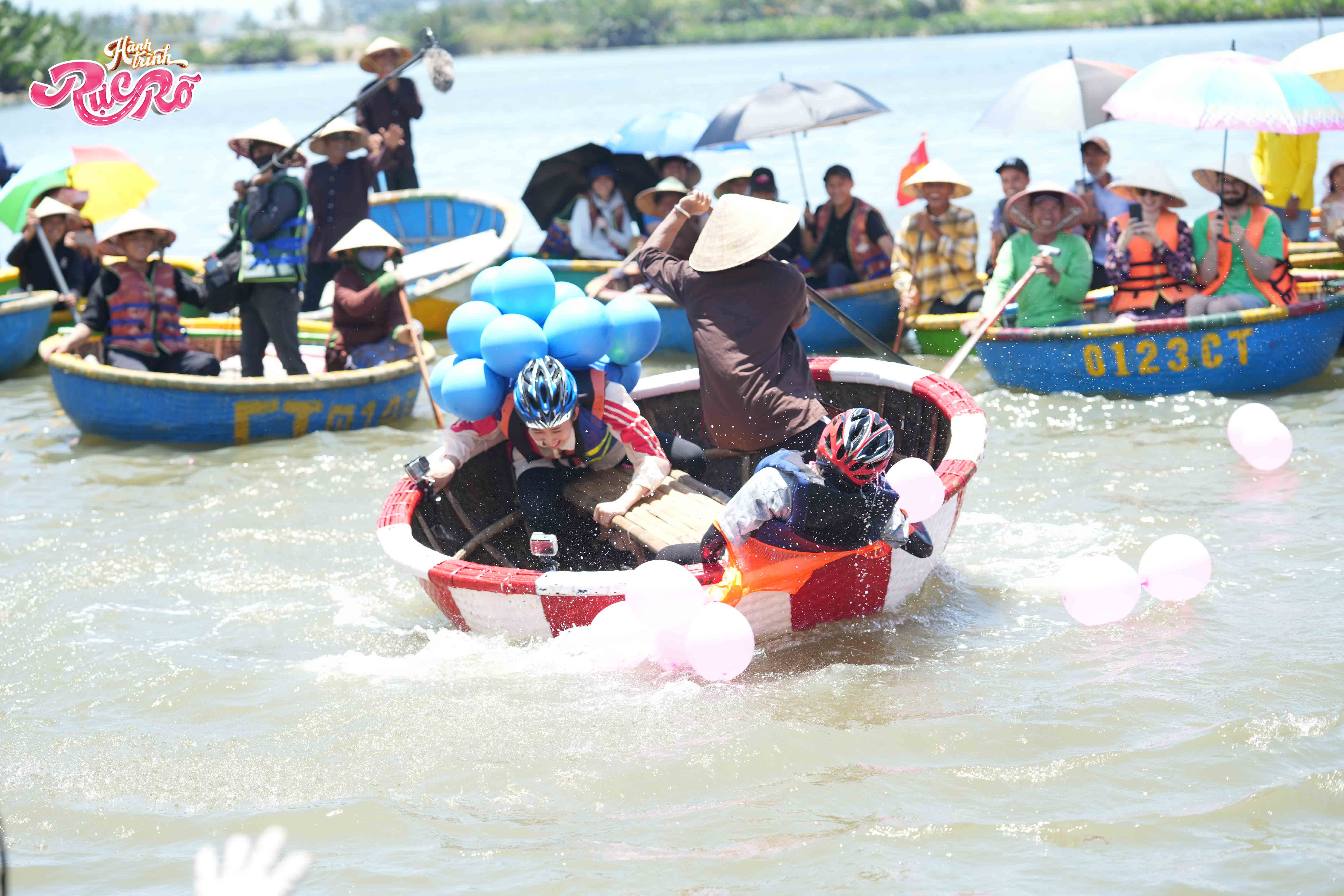 [HÀNH TRÌNH RỰC RỠ] THÚY NGÂN, KHẢ NHƯ QUAY CUỒNG CÙNG THUYỀN THÚNG Ở HỘI AN