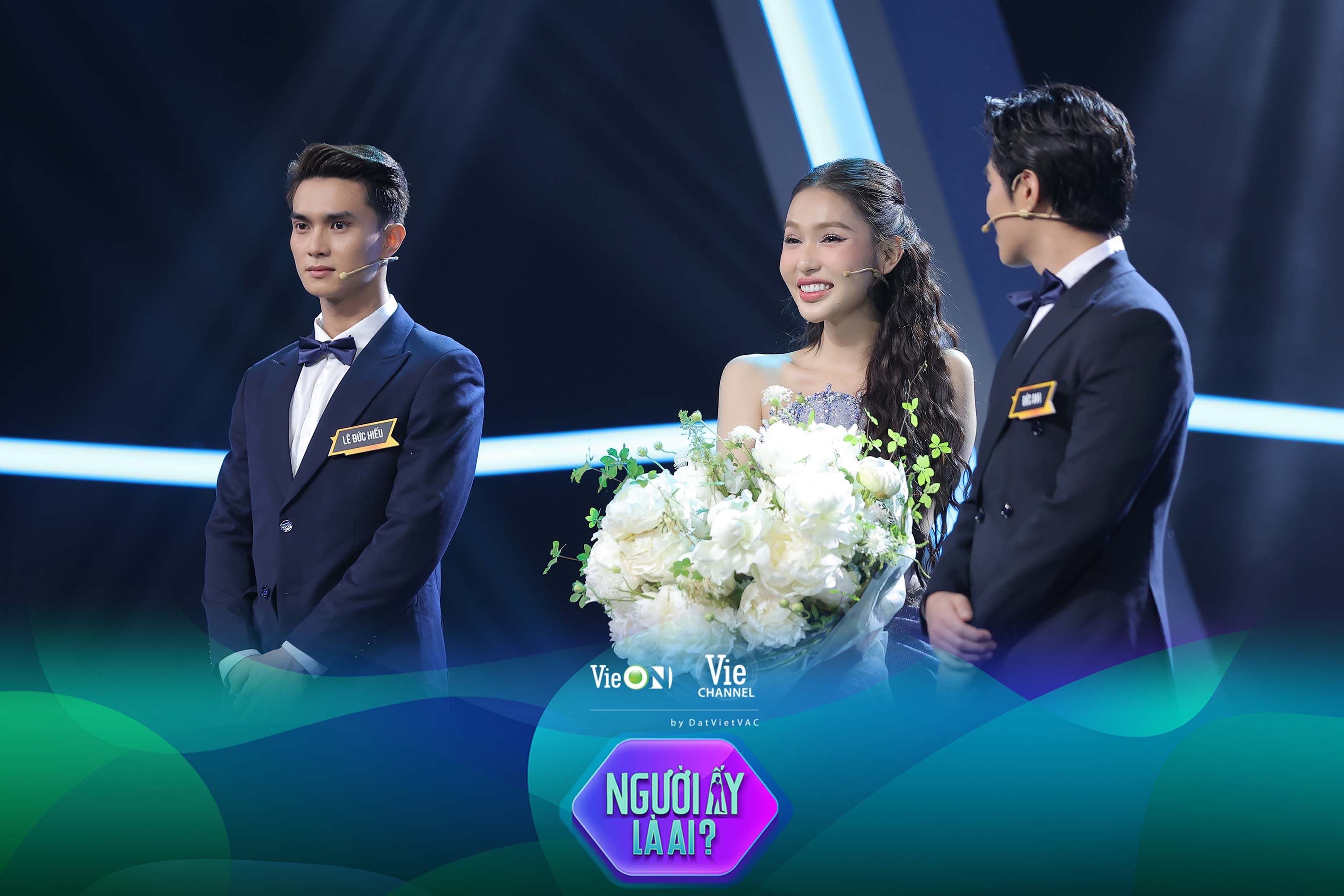[NGƯỜI ẤY LÀ AI?] BAN CỐ VẤN TRÁI NGƯỢC QUAN ĐIỂM Ở PHÚT CUỐI, MỸM TRẦN VẪN BẬT CHẾ ĐỘC “ĐỘC THÂN” KHI RA VỀ