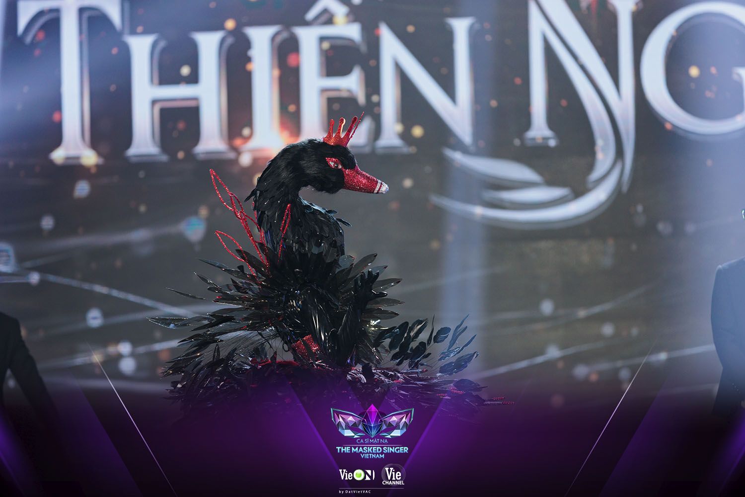 [THE MASKED SINGER VIETNAM] XUẤT HIỆN NHÂN VẬT MASCOT THIÊN NGA ĐEN BÍ HIỂM VÀ QUYỀN LỰC TỪ TẠO HÌNH ĐẾN GIA THẾ