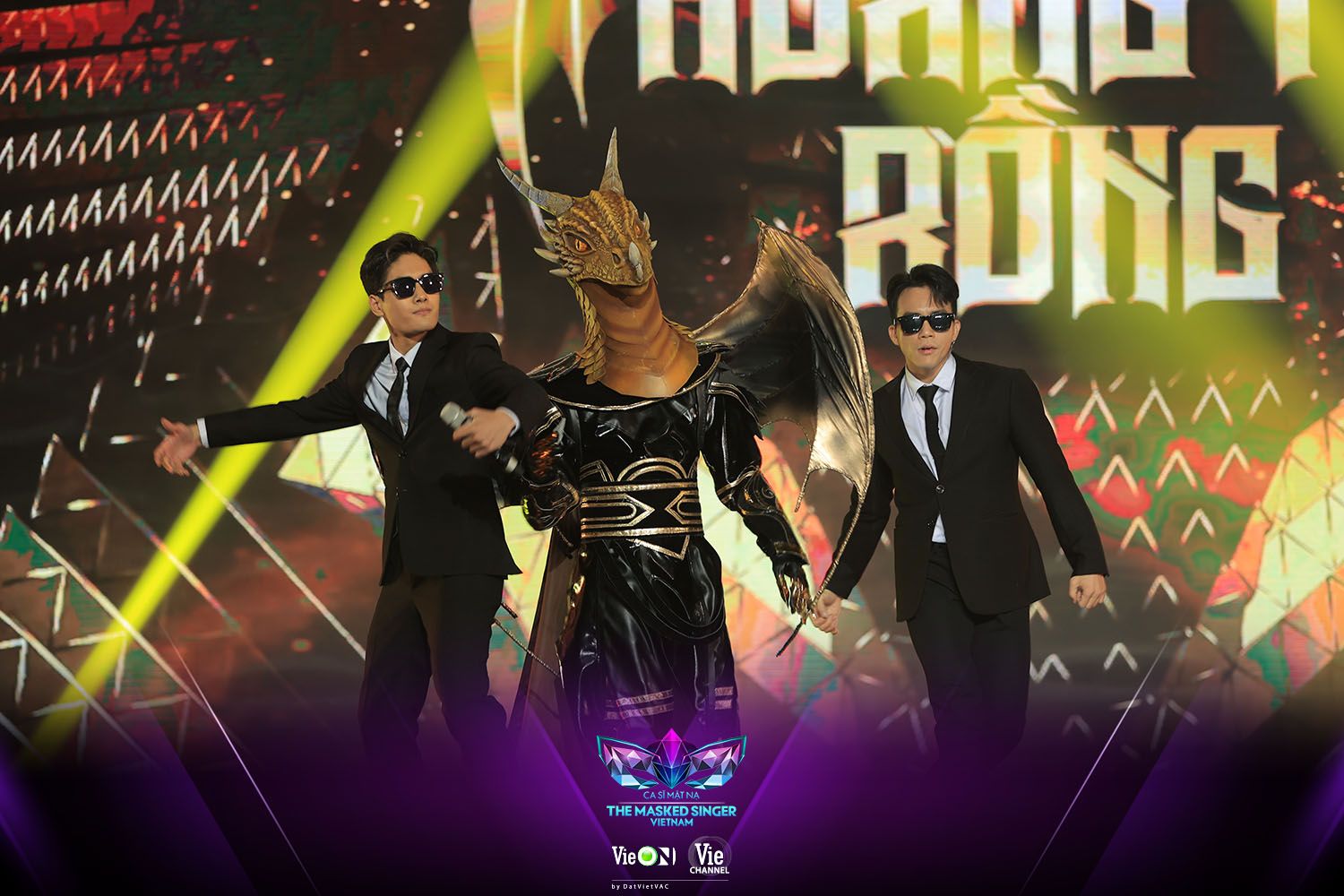 [THE MASKED SINGER VIETNAM] TRẤN THÀNH, TÓC TIÊN SỐC KHI TOP 4 BẤT NGỜ BỊ MASCOT HOÀNG TỬ RỒNG ĐẾN THÁCH ĐẤU